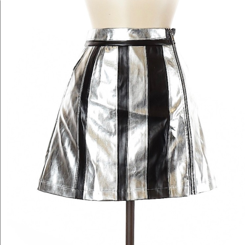 🦉SALE 3/$33 or 5/$50 Silver and black shiny skirt